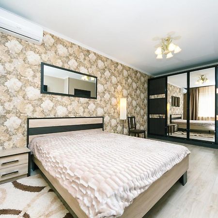Poznyaky Apartments Patriotika Kiev Bagian luar foto