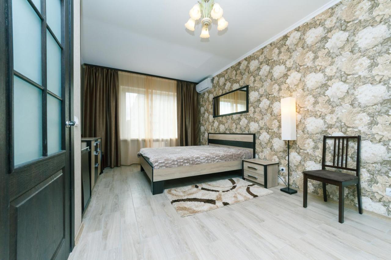 Poznyaky Apartments Patriotika Kiev Bagian luar foto
