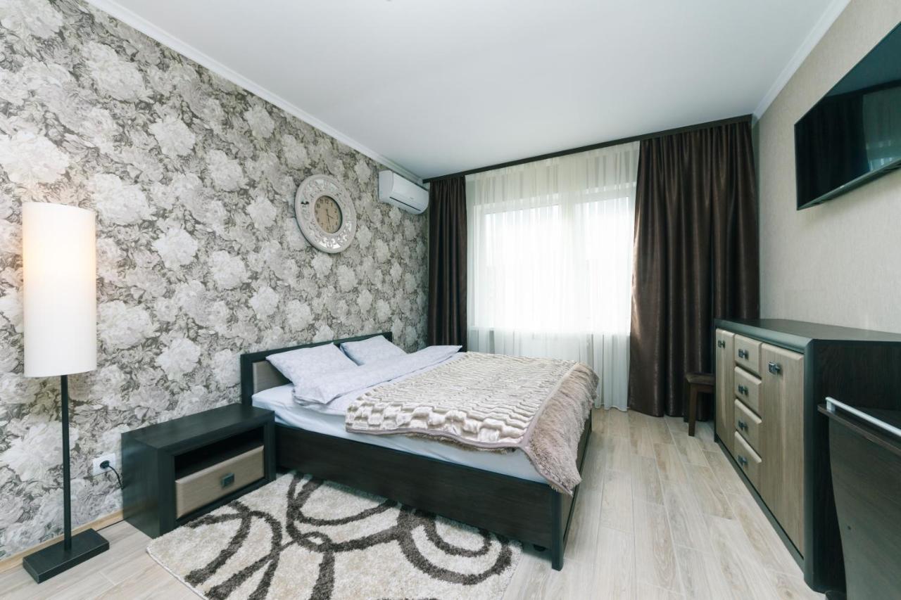 Poznyaky Apartments Patriotika Kiev Bagian luar foto