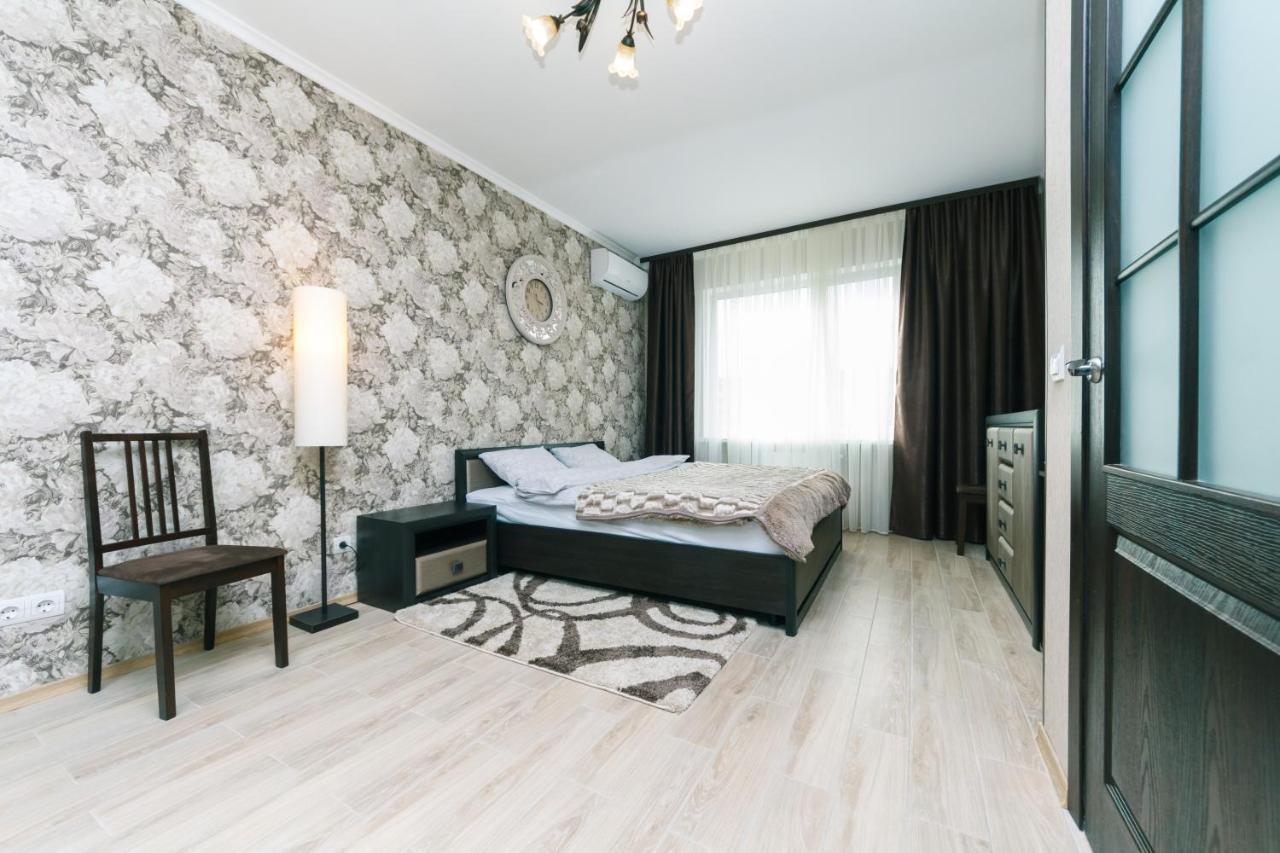 Poznyaky Apartments Patriotika Kiev Bagian luar foto