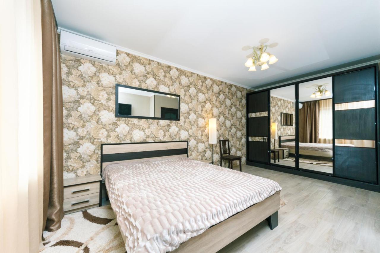 Poznyaky Apartments Patriotika Kiev Bagian luar foto