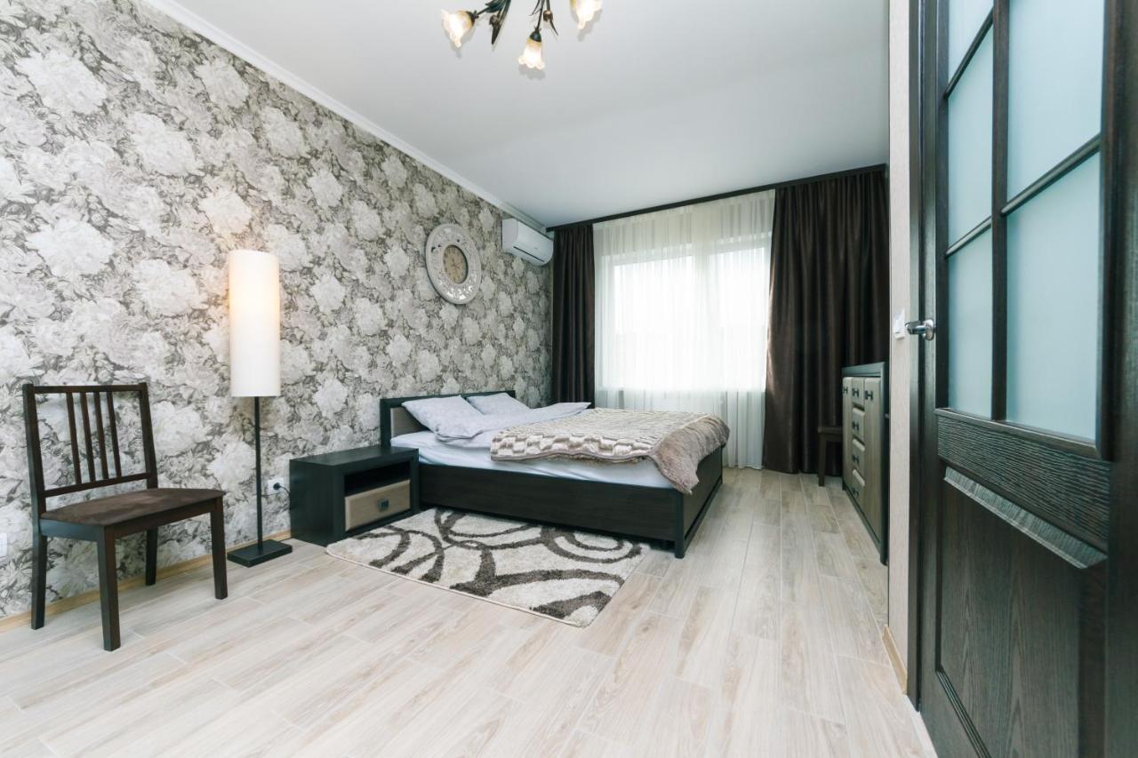 Poznyaky Apartments Patriotika Kiev Bagian luar foto
