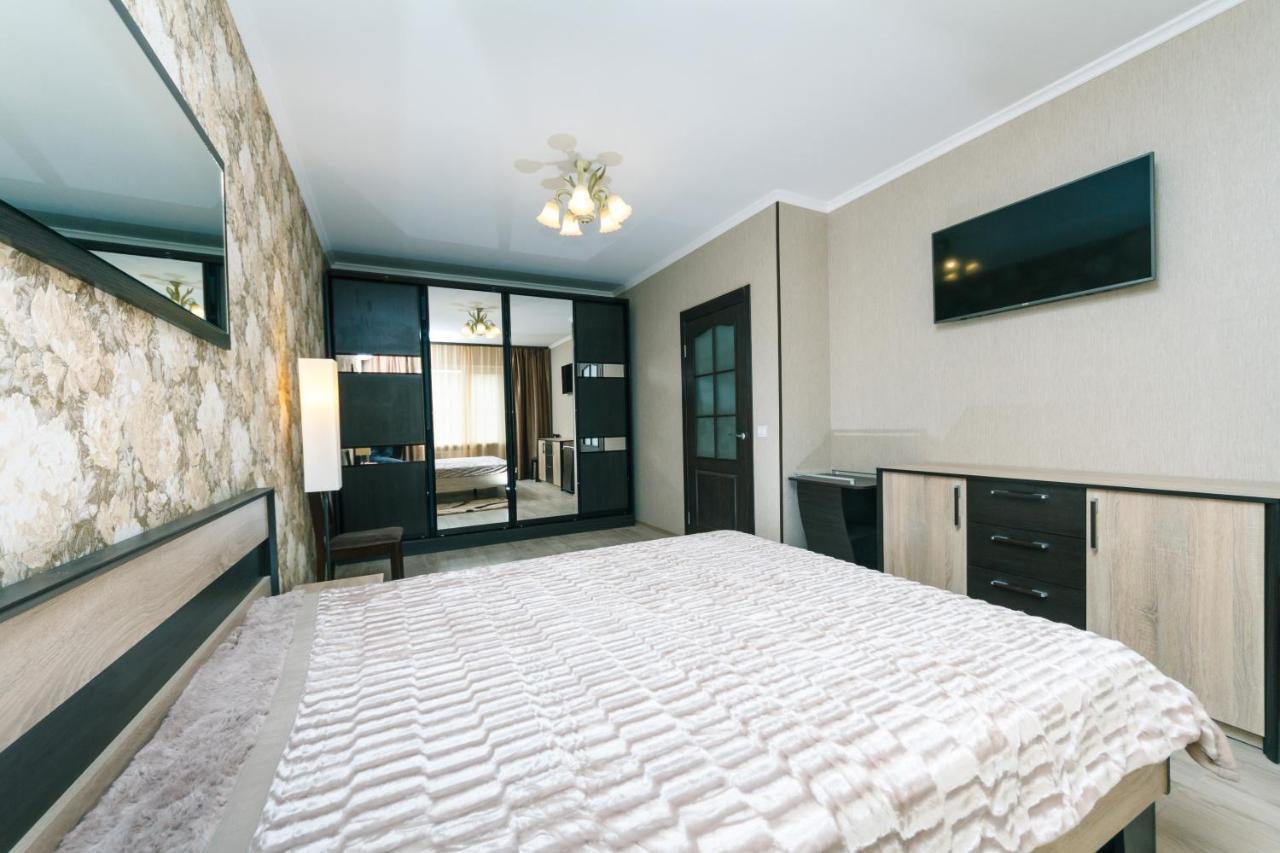 Poznyaky Apartments Patriotika Kiev Bagian luar foto