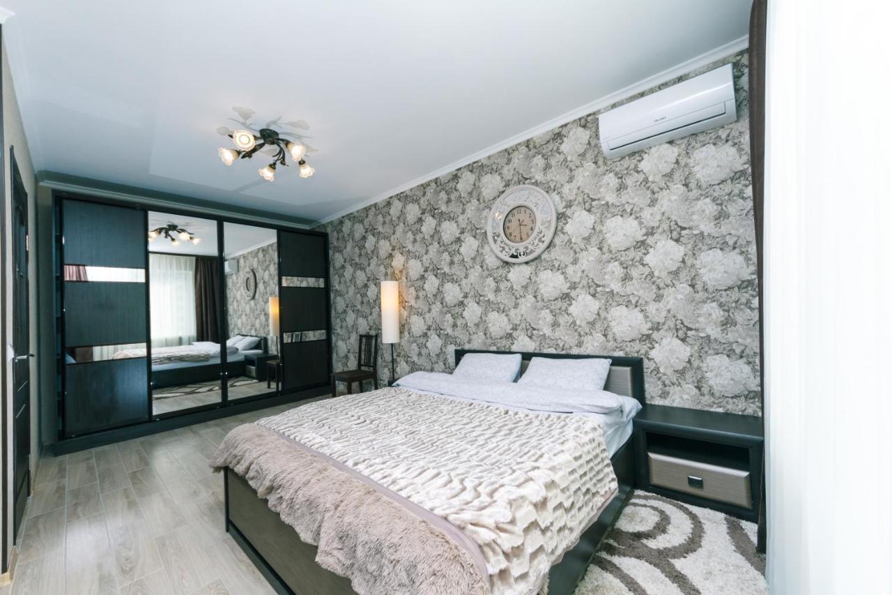 Poznyaky Apartments Patriotika Kiev Bagian luar foto