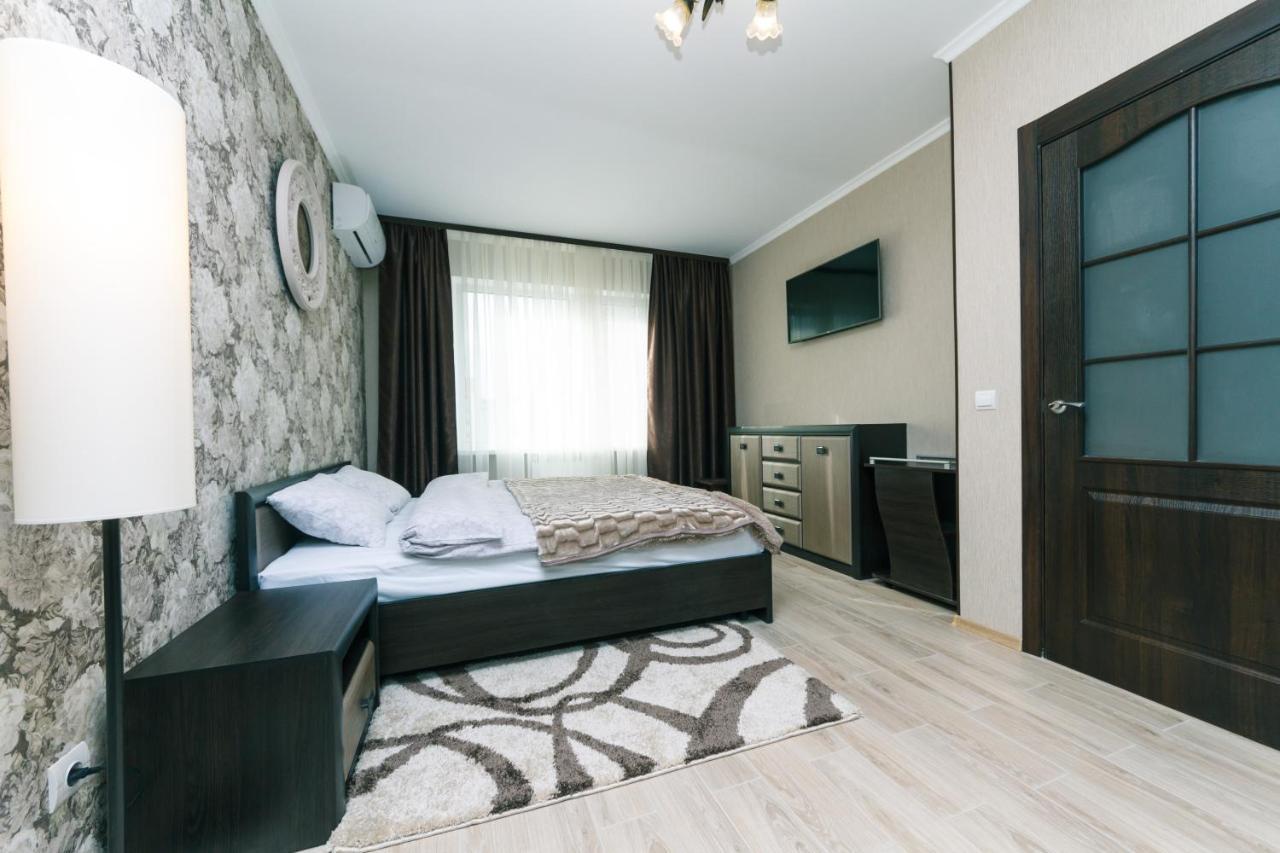 Poznyaky Apartments Patriotika Kiev Bagian luar foto