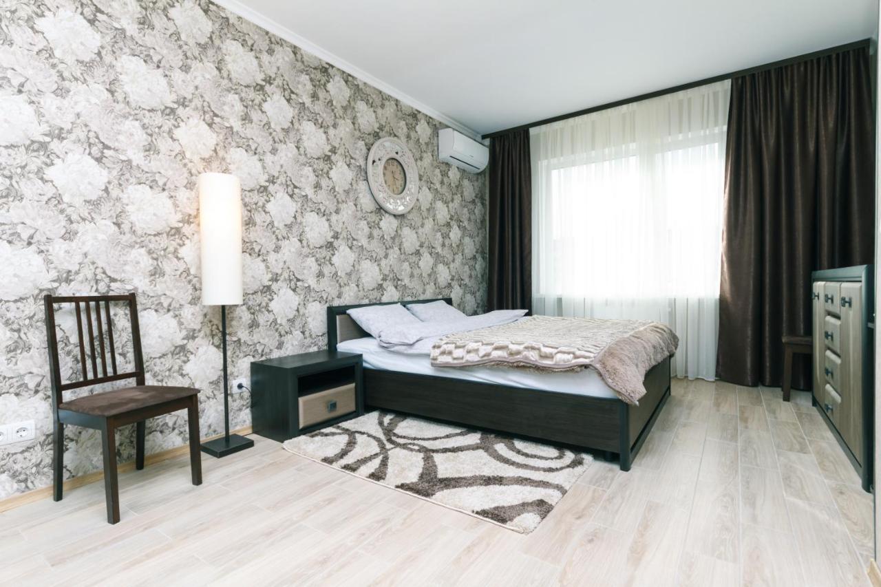 Poznyaky Apartments Patriotika Kiev Bagian luar foto