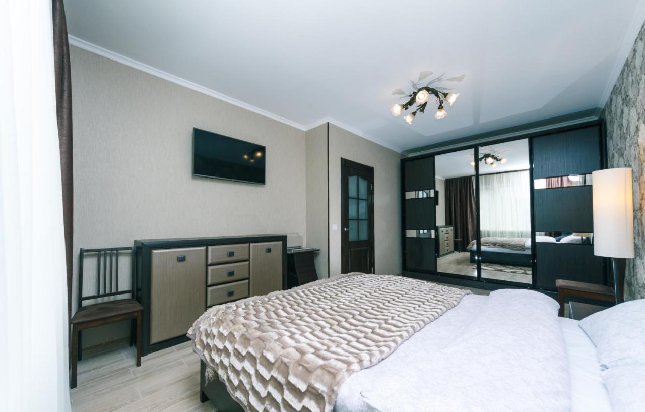 Poznyaky Apartments Patriotika Kiev Bagian luar foto