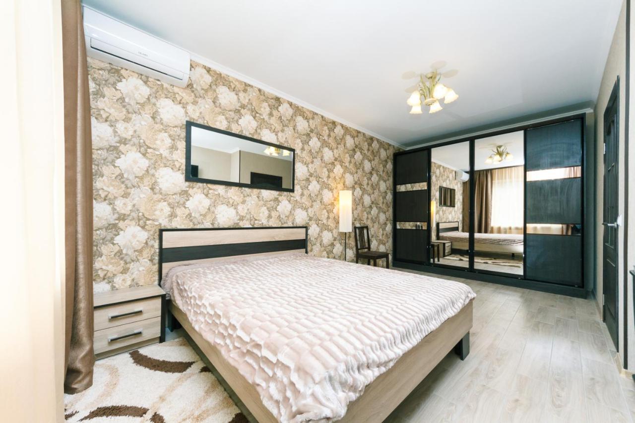 Poznyaky Apartments Patriotika Kiev Bagian luar foto