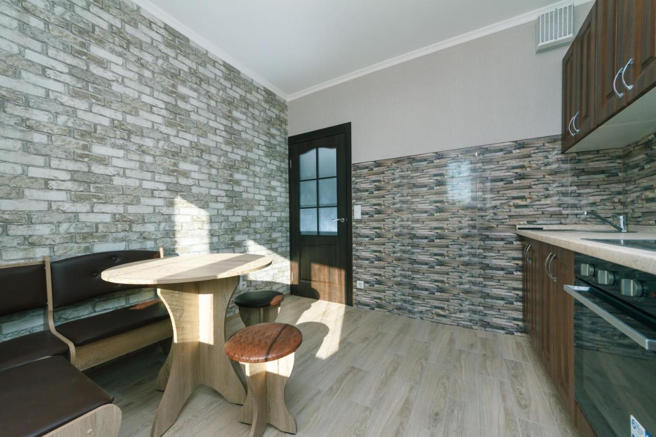 Poznyaky Apartments Patriotika Kiev Bagian luar foto